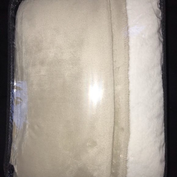 UGG Bedding Avalon Twin Ugg Comforter Unopened Poshmark